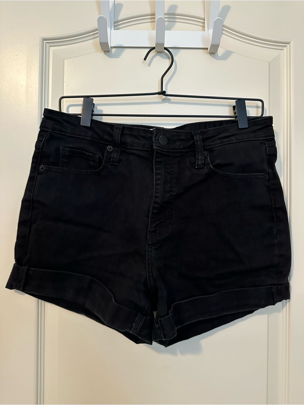 Universal Thread Women’s Black Cuffed Jean Shorts Size 10/30